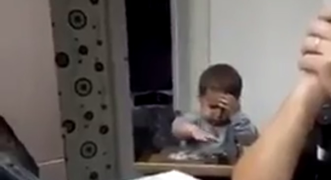 Família filma criança comendo escondido durante oração no RS e vídeo viraliza na web