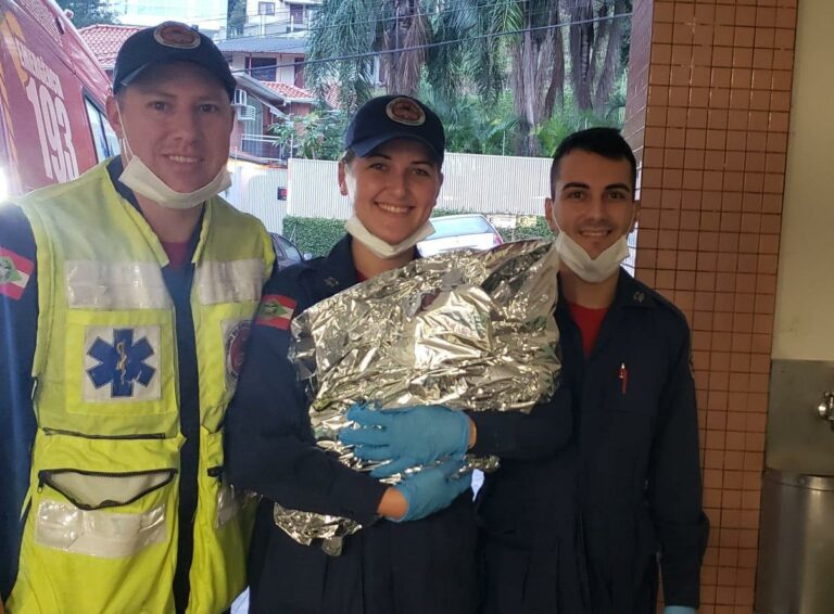 Bombeiros de Catanduvas realizam parto emergencial e bebê nasce dentro da ambulância