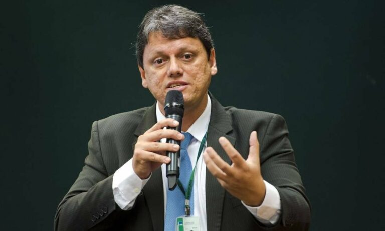 Passagens aéreas ficarão mais baratas a partir de setembro, diz ministro Tarcísio de Freitas