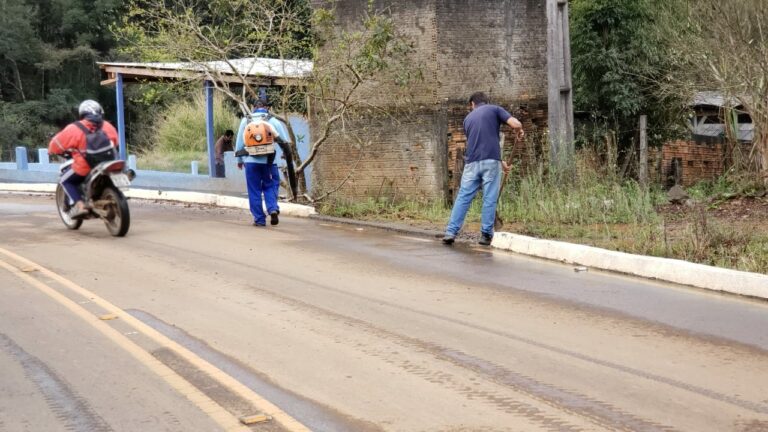Secretaria de Cidade investe em sinalização de ruas de acesso à Piratuba com serviço de pintura