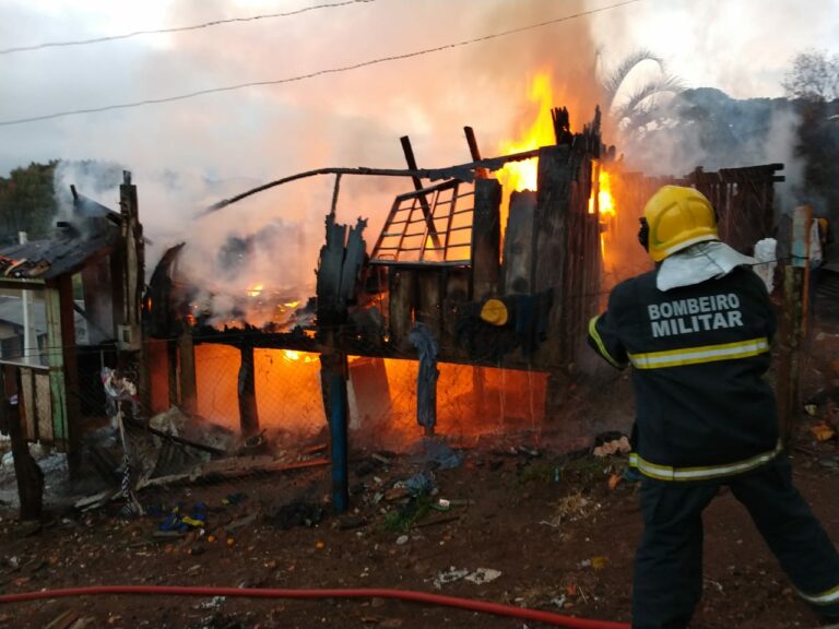 Residência é consumida pelo fogo em Curitibanos; imóvel vizinho também teve danos