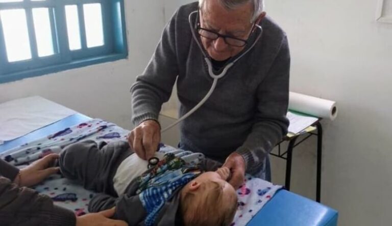 Pediatra de 92 anos atende crianças de graça no Paraná