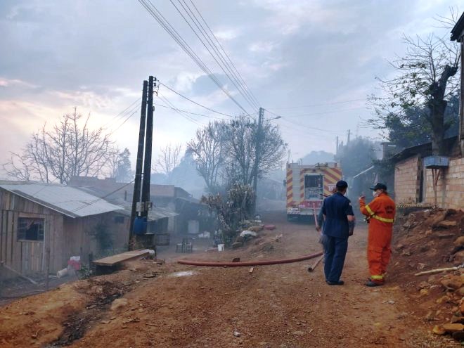 Incêndio iniciado em vegetação destrói residências em Xanxerê