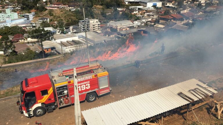 Incêndio em vegetação assusta moradores e mobiliza bombeiros, em Capinzal