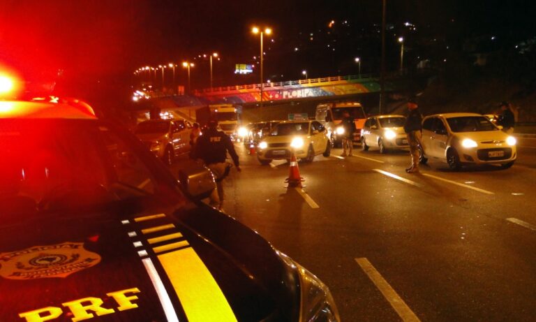 PRF flagra 200 condutores sob efeito de álcool durante o final de semana em SC