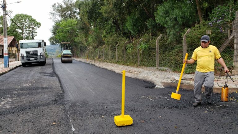 Obras de asfaltamento avançam e chegam à Rua das Flores em Piratuba