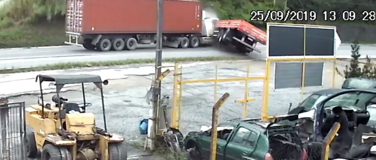 Vídeo mostra como foi acidente entre dois caminhões na BR-470