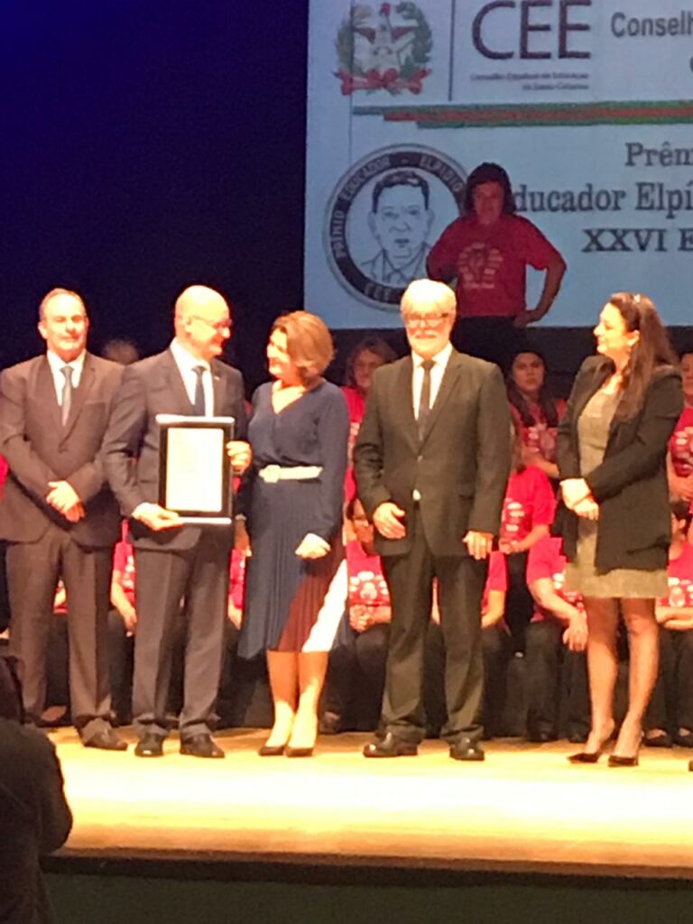 Diretora da escola Cecília Vivan recebe prêmio do Conselho Estadual de Educação