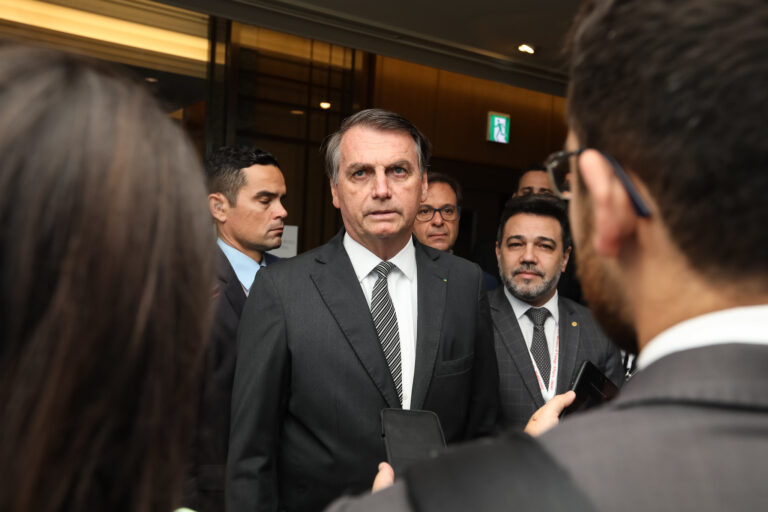 Bolsonaro diz que porteiro é quem menos tem culpa