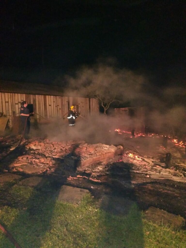 Incêndio destrói residência no interior de Curitibanos
