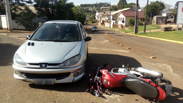 Colisão carro e moto deixa mulher ferida no centro de Zortéa