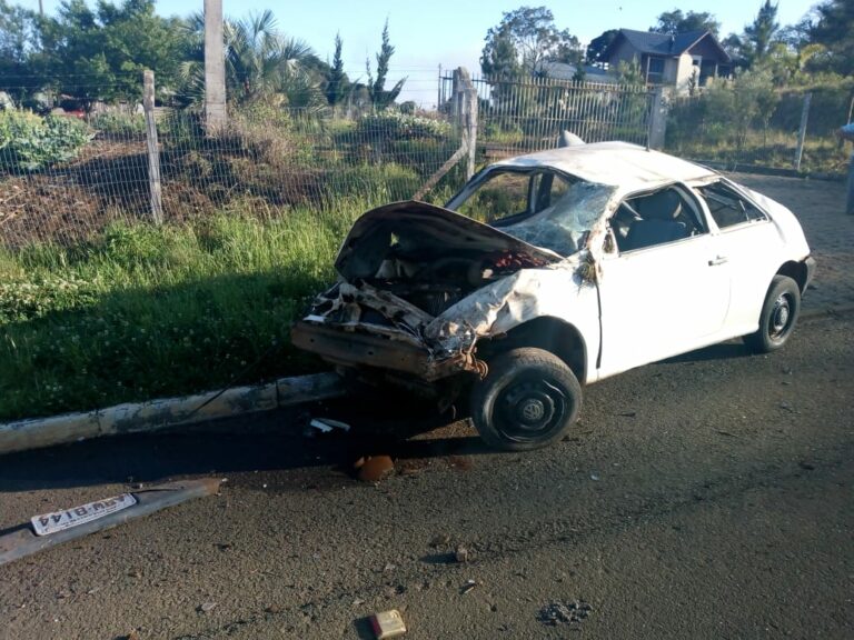 Motorista sofre ferimentos após acidente em Curitibanos; veículo ficou destruído