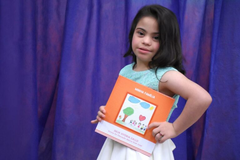 Menina de seis anos com Síndrome de Down lança seu primeiro livro
