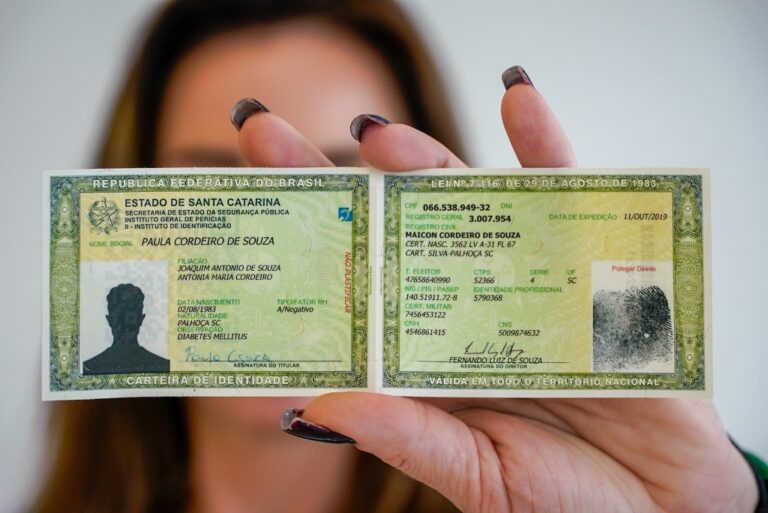 Novo modelo de carteira de identidade passa a ser emitido em SC