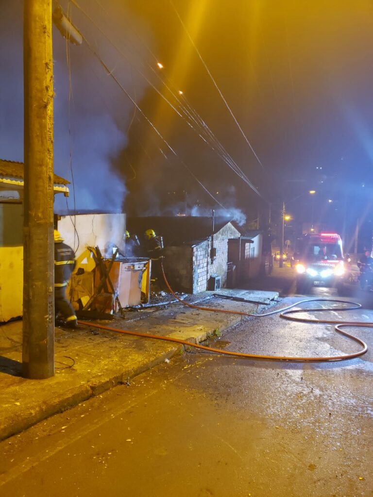 Bombeiros têm trabalho para controlar incêndio em residências em Videira