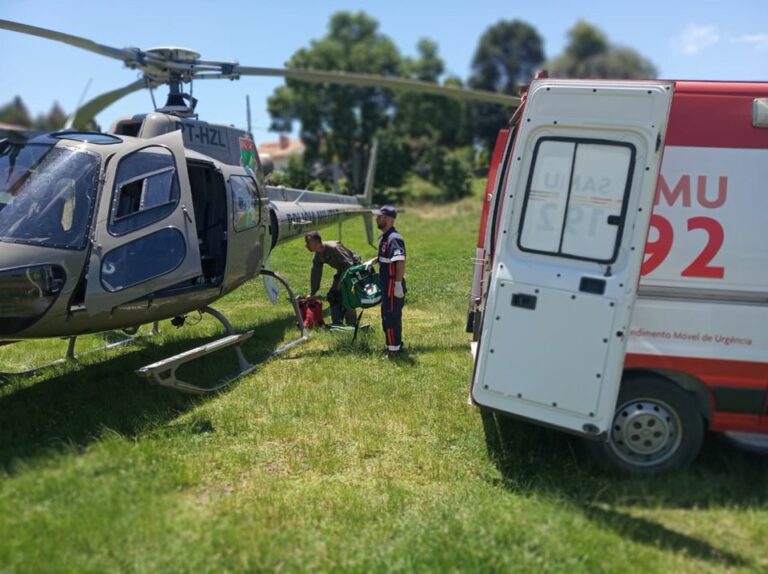 Helicóptero Águia 4, da PM, transporta ao hospital paciente em estado grave