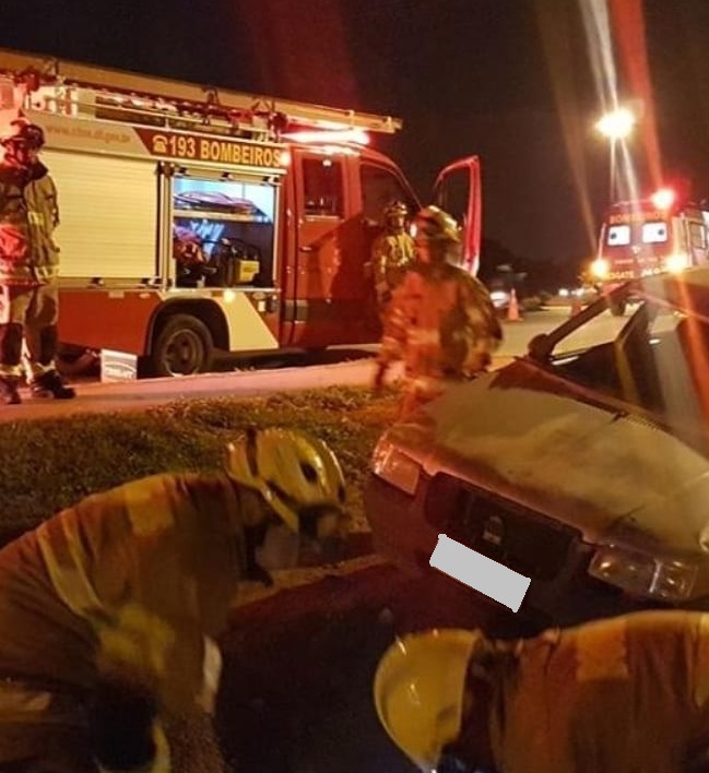 Vídeo: Mulher capota carro, sai ilesa e agradece bombeiros tocando violino
