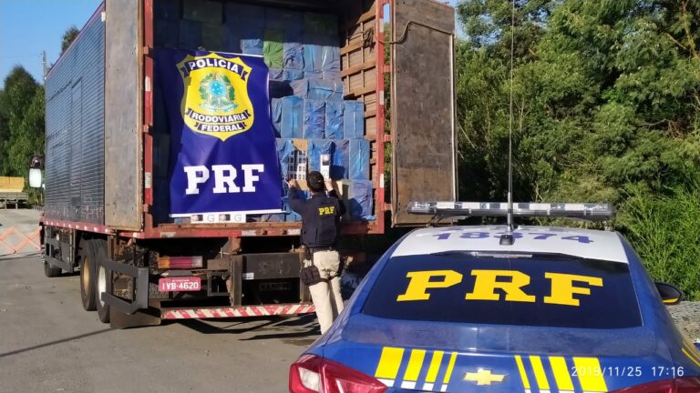 PRF flagra 450 mil maços de cigarros contrabandeados em caminhão BR-280, em SC