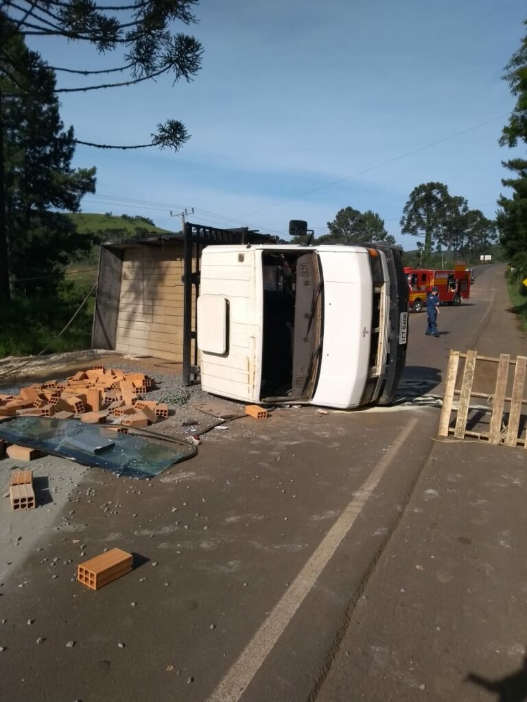 Caminhão tomba e bloqueia SC-355 entre Fraiburgo e Videira