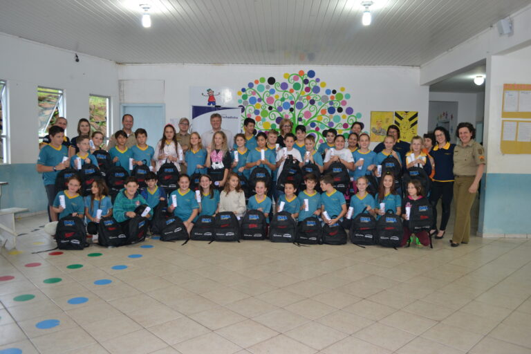Alunos do PROERD de Ipira recebem kit escolar e ensaiam para a formatura