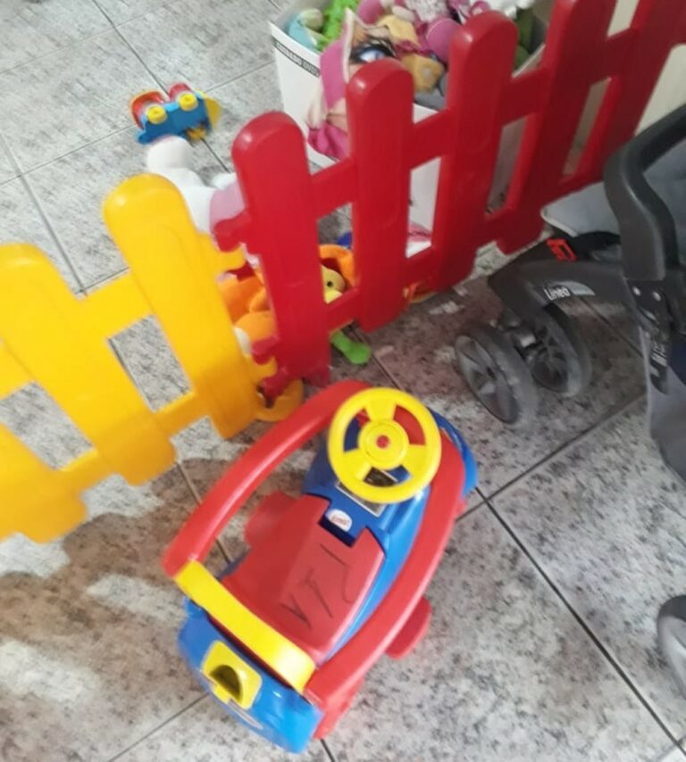 Criança tem asfixia após trancar pescoço em cerca de brinquedo em creche de SC