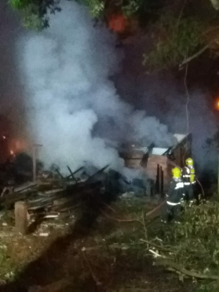 Bombeiros de Joaçaba combatem incêndio em residência desabitada