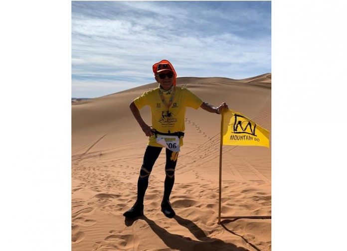 Atleta paranaense de 84 anos vence maratona no Deserto do Sahara
