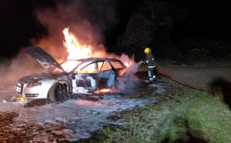 Incêndio consome Audi às margens da BR-282, no Oeste