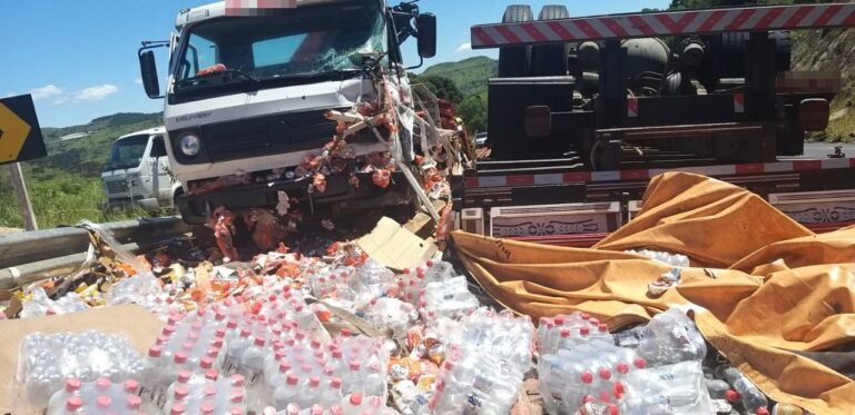 Acidente entre dois caminhões deixa um morto e dois feridos na serra catarinense