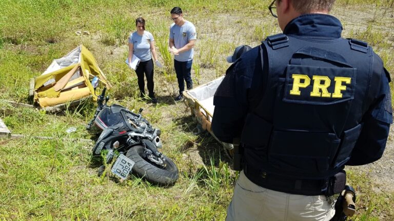 Motocicleta roubada após homicídio é localizada escondida às margens da BR-101