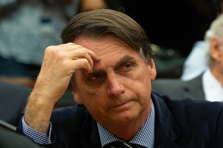 Bolsonaro leva tombo no banheiro e vai para hospital em Brasília