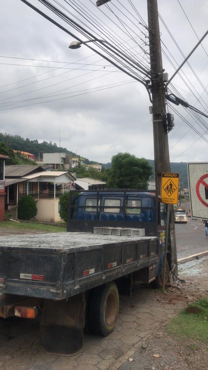 Caminhão com problema mecânico colide em poste no Acesso Cidade Alta