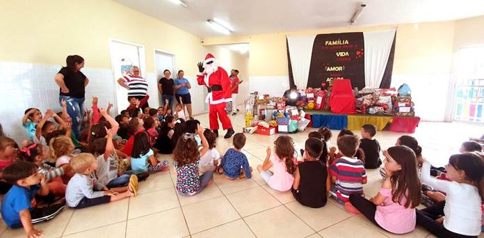 Papai Noel dos Correios começa a entregar presentes da campanha às crianças