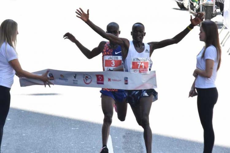 Queniano ultrapassa atleta da Uganda e vence a corrida de São Silvestre 2019