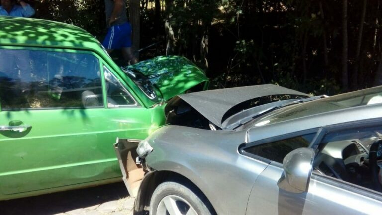 Colisão com danos materiais entre VW/Brasília e Honda/Civic em Peritiba