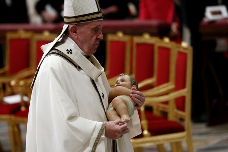 Em Missa do Galo Papa Francisco pede para que fiéis mudem para o mundo mudar