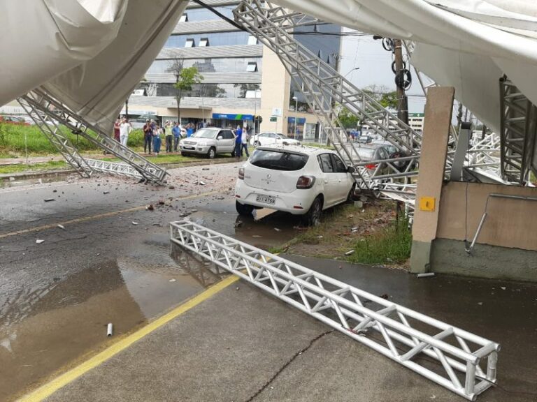 Vídeo: Tempestade com granizo chega forte e causa estragos em Santa Catarina
