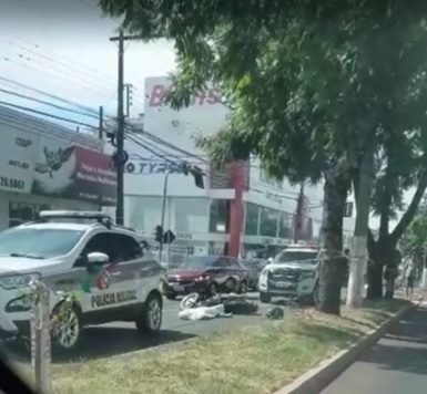 Motociclista morre após colidir em árvore, no centro de Chapecó