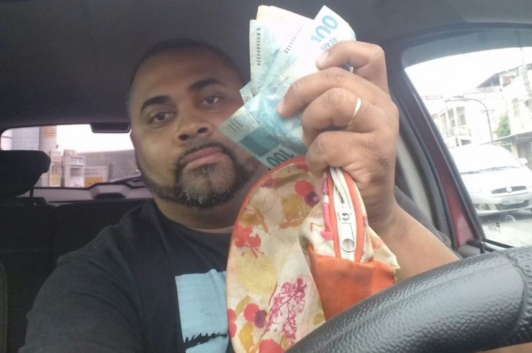 Motorista encontra bolsa com R$ 500, devolve e é elogiado