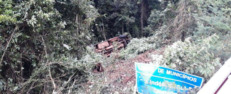 Micro-ônibus tomba com nove pessoas entre Ipumirim e Lindóia do Sul
