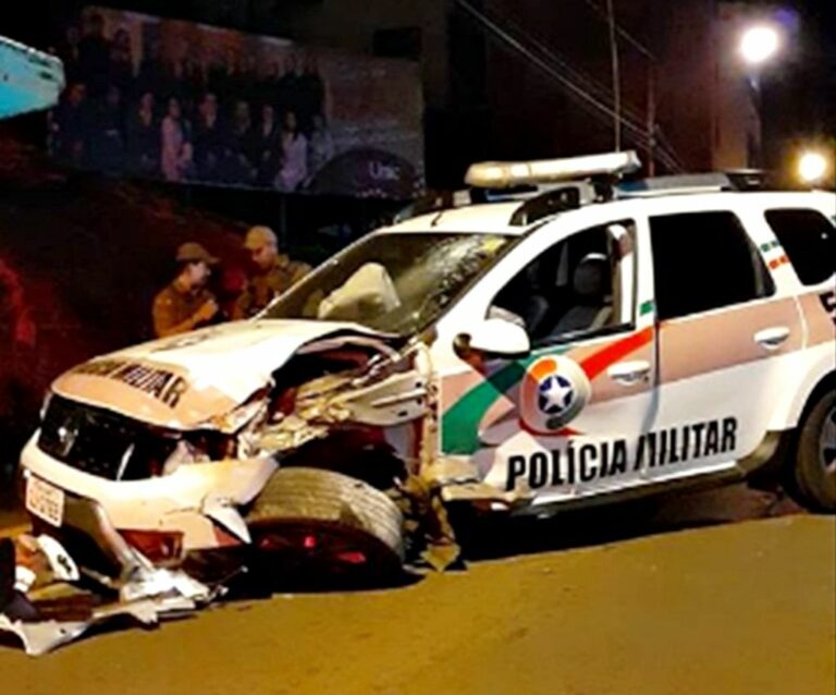 Viatura da PM se envolve em acidente no centro de Joaçaba