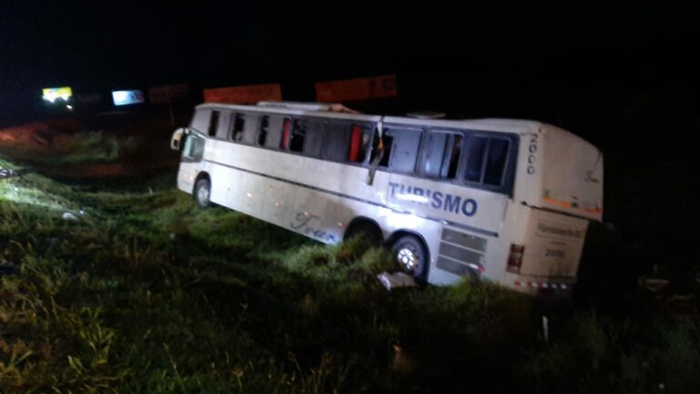 Ônibus com 47 passageiros que se dirigia a Santa Catarina tomba no RS