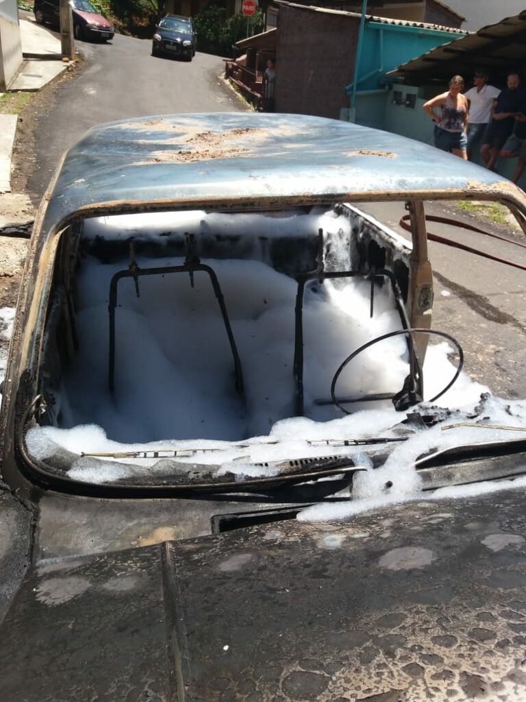 Veículo é destruído por incêndio no centro de Herval d’ Oeste