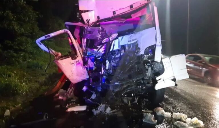 Homem morre após caminhão ficar sem freio e colidir em cinco veículos, em SC