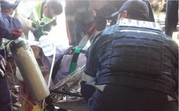 Homem sofre ferimentos graves com explosão de um rojão, em SC
