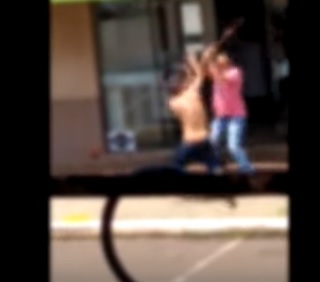 VÍDEO: Homem mostra órgão genital em via pública e acaba agredido