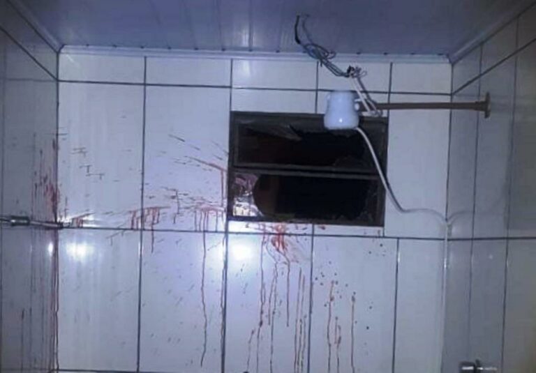Ladrão morre após se machucar em janela de banheiro ao arrombar casa em Chapecó