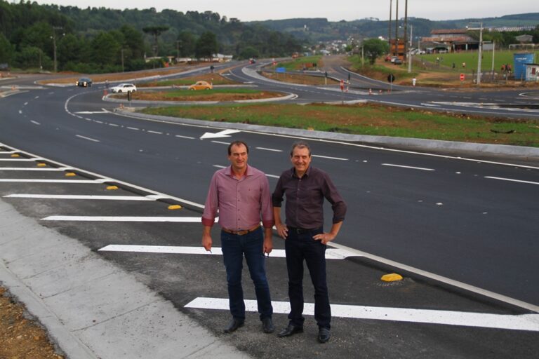 Prefeitos de Ponte Serrada e Passos Maia comemoram construção de trevo na BR-282