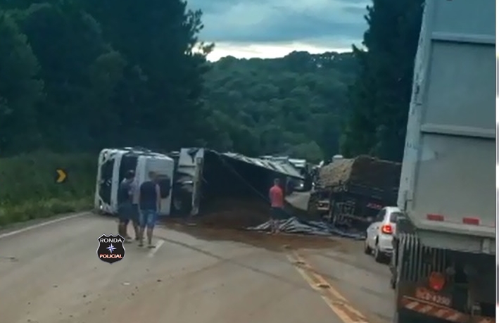 Caminhão tomba e motorista fica levemente ferido na BR-282 em Ponte Serrada