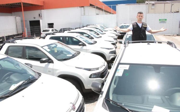 Deputado denuncia compra de carros de luxo pela Secretaria de Educação